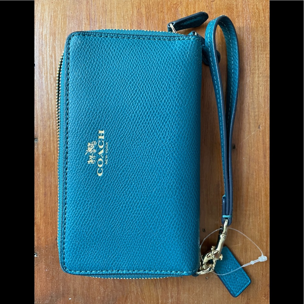 Giftable! Coach NWT medium continental wallet. Fits iPhones/Samsung Galaxy phone